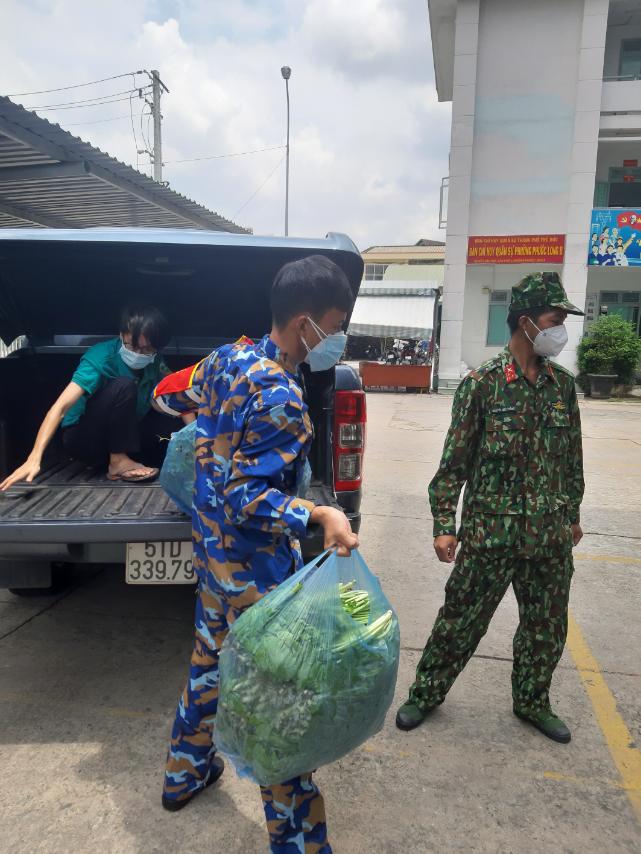 Tặng rau, trứng cho người dân ở địa bàn P.Phước Long A, Phước Long B, chùa Diệu Tràng và UBND các phường Phước Long A, Phước Long B, Phước Bình (ngày 01/09/2021)